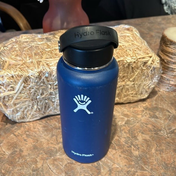 Hydro Flask 32 Oz insulated wide mouth tumbler - Picture 3 of 11